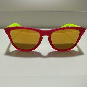 Brand New in Box Unisex Oakley Frogskins Blacklight Sunglasses Pink & Yellow/24k